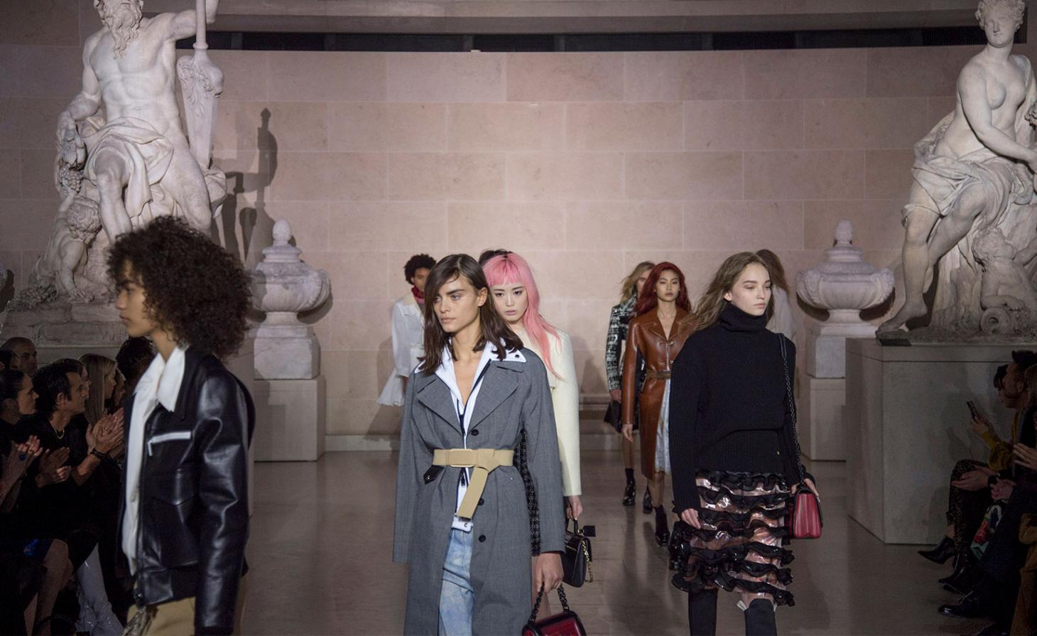 louis vuitton takes a trip to the louvre for aw 2017 womenswear-12