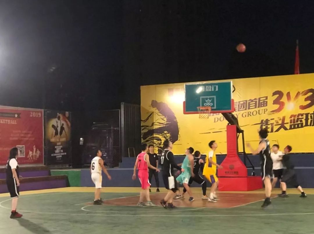 街头篮球赛激情对决,室内设计展现运动魅力-72