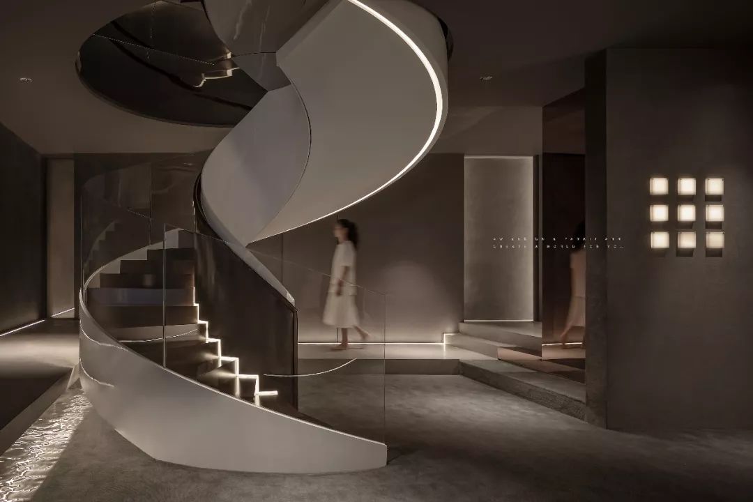 回旋楼梯展示空间 | 商业与自然的共生-24