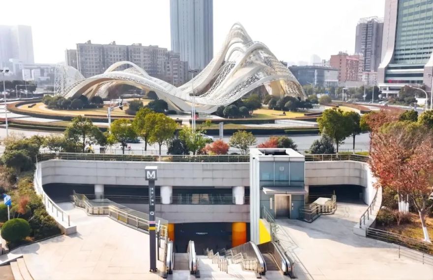 武汉光谷广场综合体 | “地下城”里开春晚-19