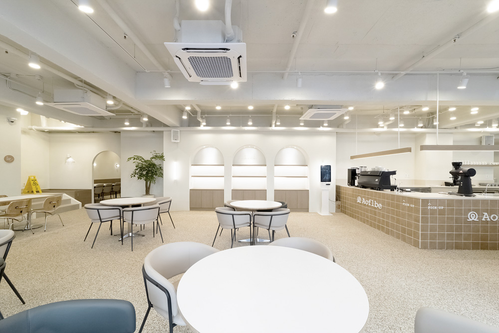 240 平现代白色&木质咖啡厅设计-8