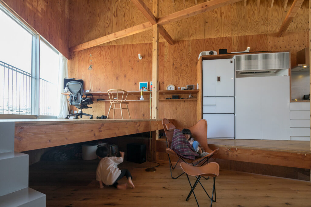 天井高５メートルの大開口斜めに架かった天井の棟木。シンプルかつ大胆なデザインの家 | Architecture | 100%LiFE-4