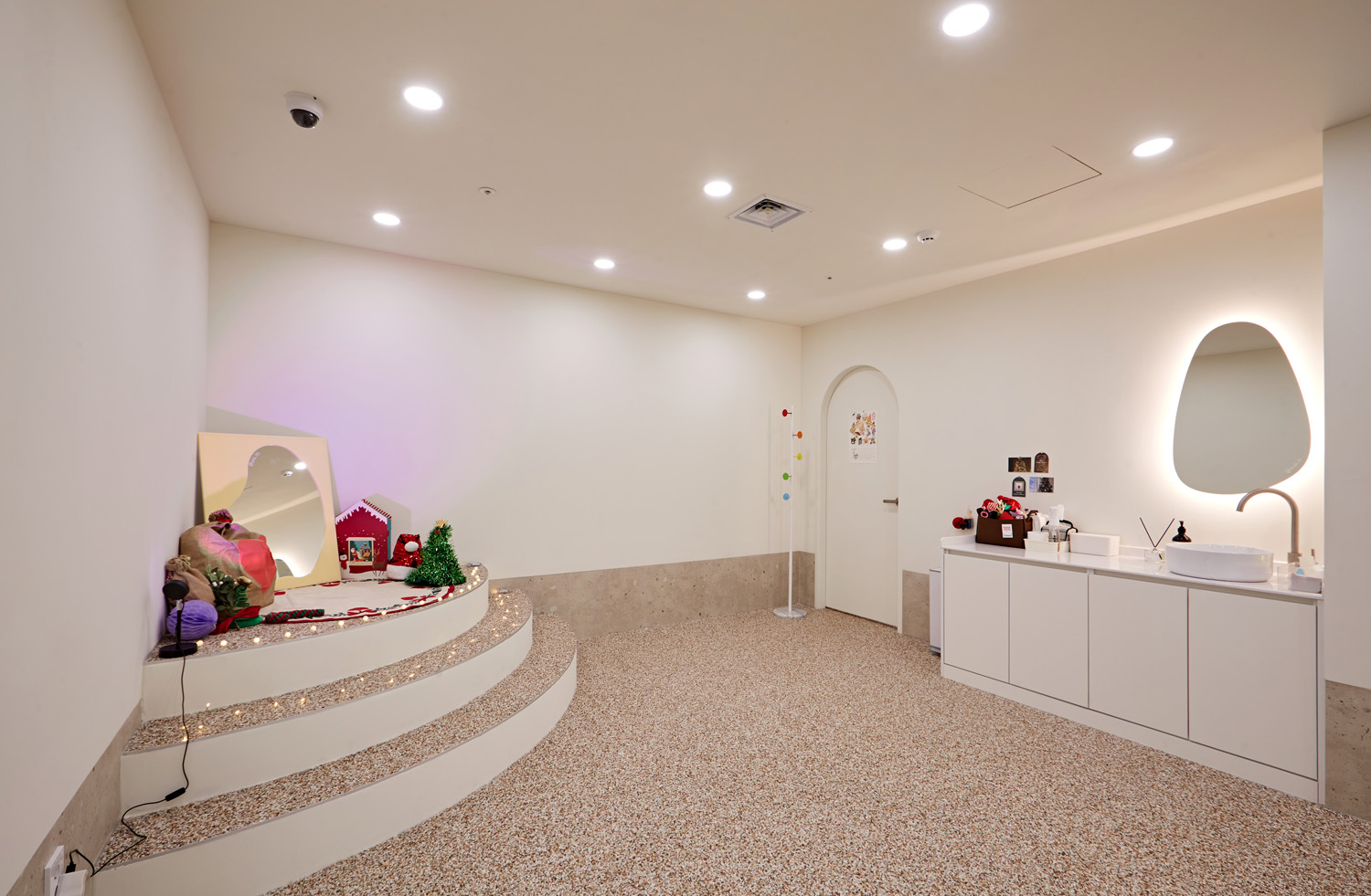 现代简约风格的 32 平米娱乐室设计-12