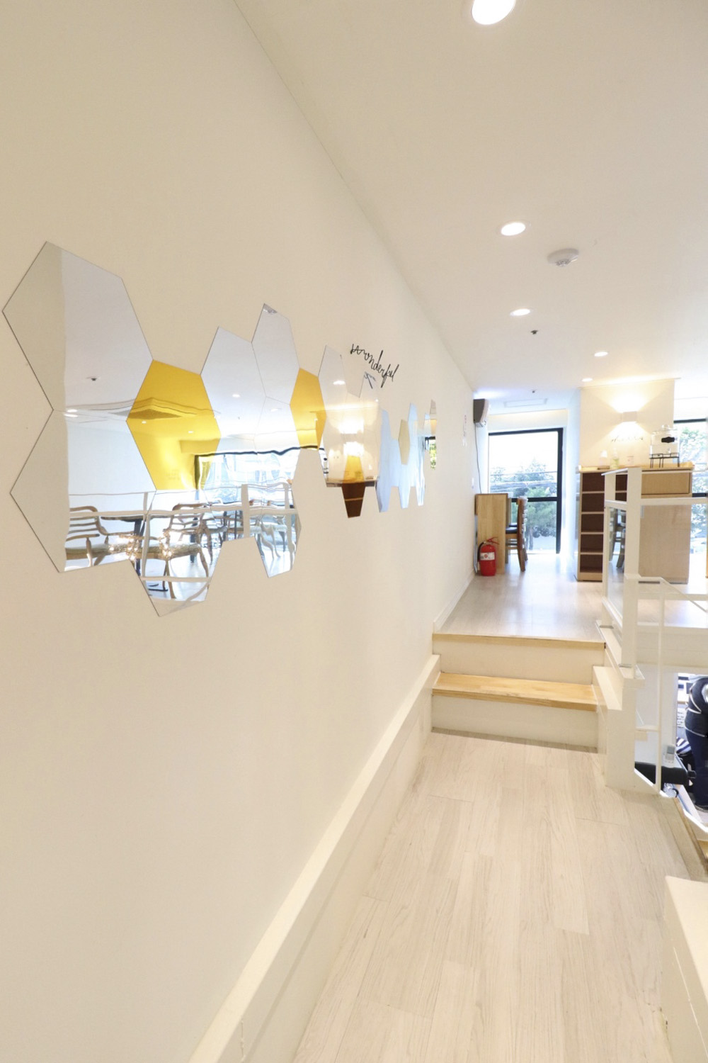 40 平釜山复式咖啡厅的间接照明设计-9