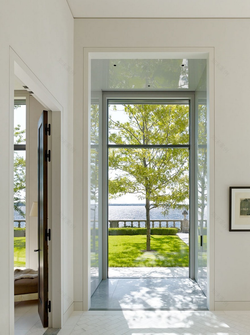 Modern Lakeside House Designed to Provide Unimpeded Views Out Across the Water-15