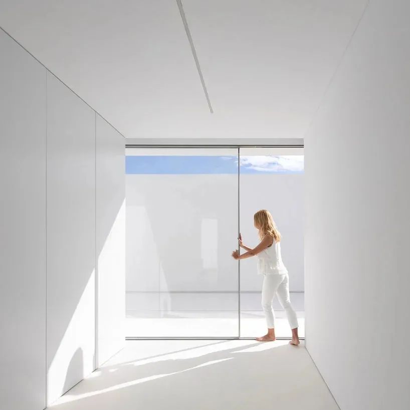 西班牙巴伦西亚“寂静之屋” | 半埋入式极简美学-43