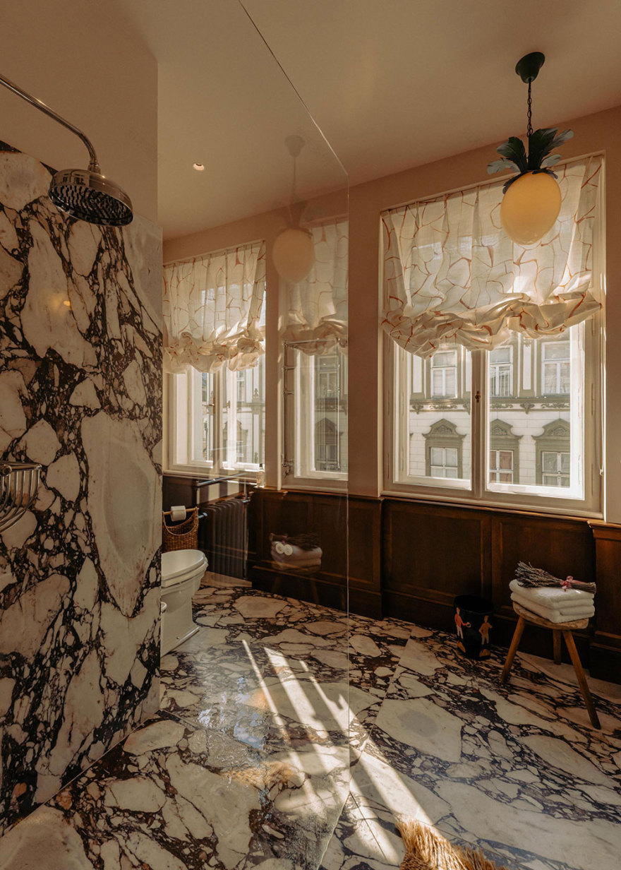 华丽的维也纳公寓,带有红色厨房和复古家具-18