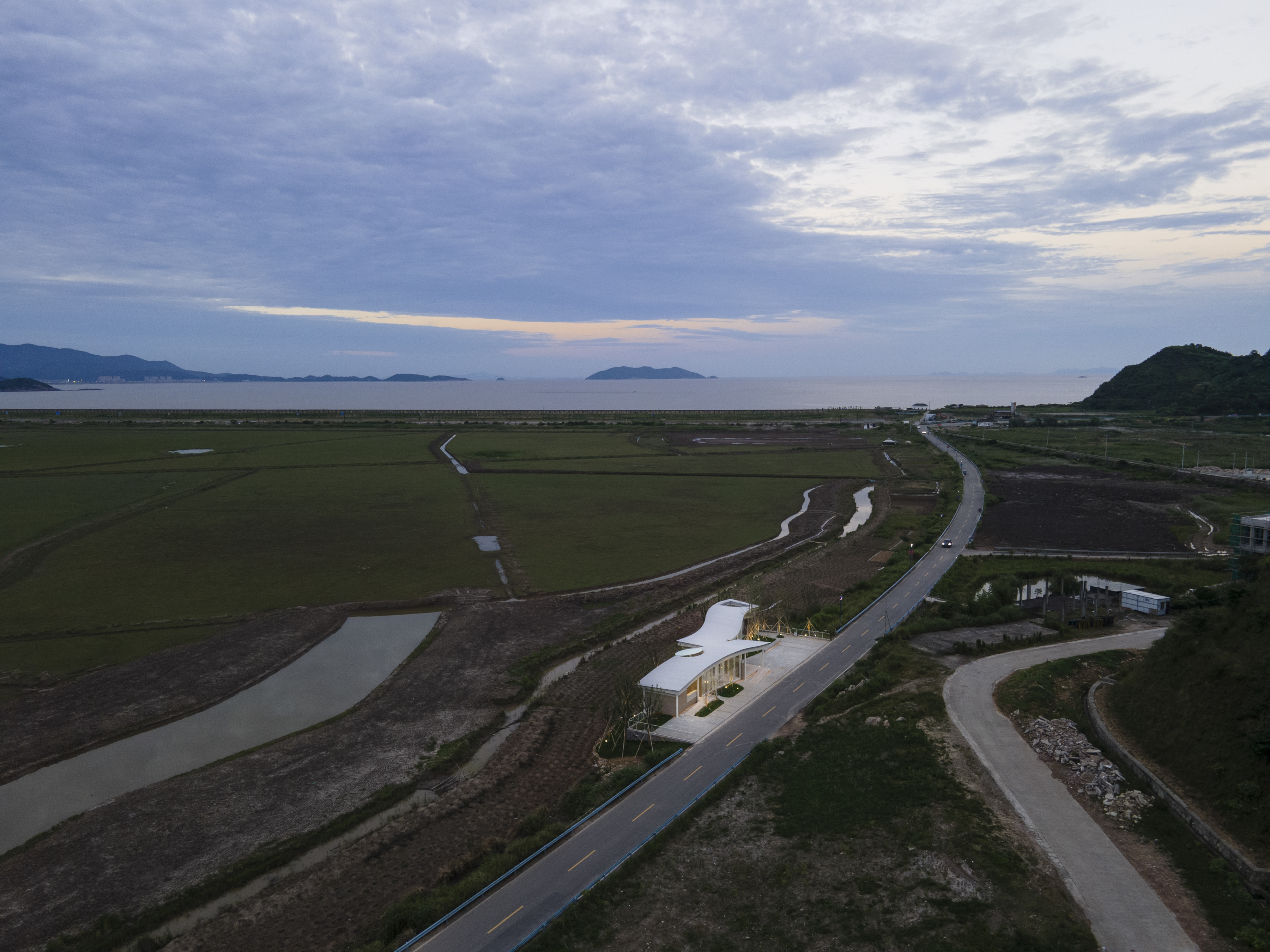 在旷野中，东旦大草原“海之墟”驿站 / Mur Mur Lab-38