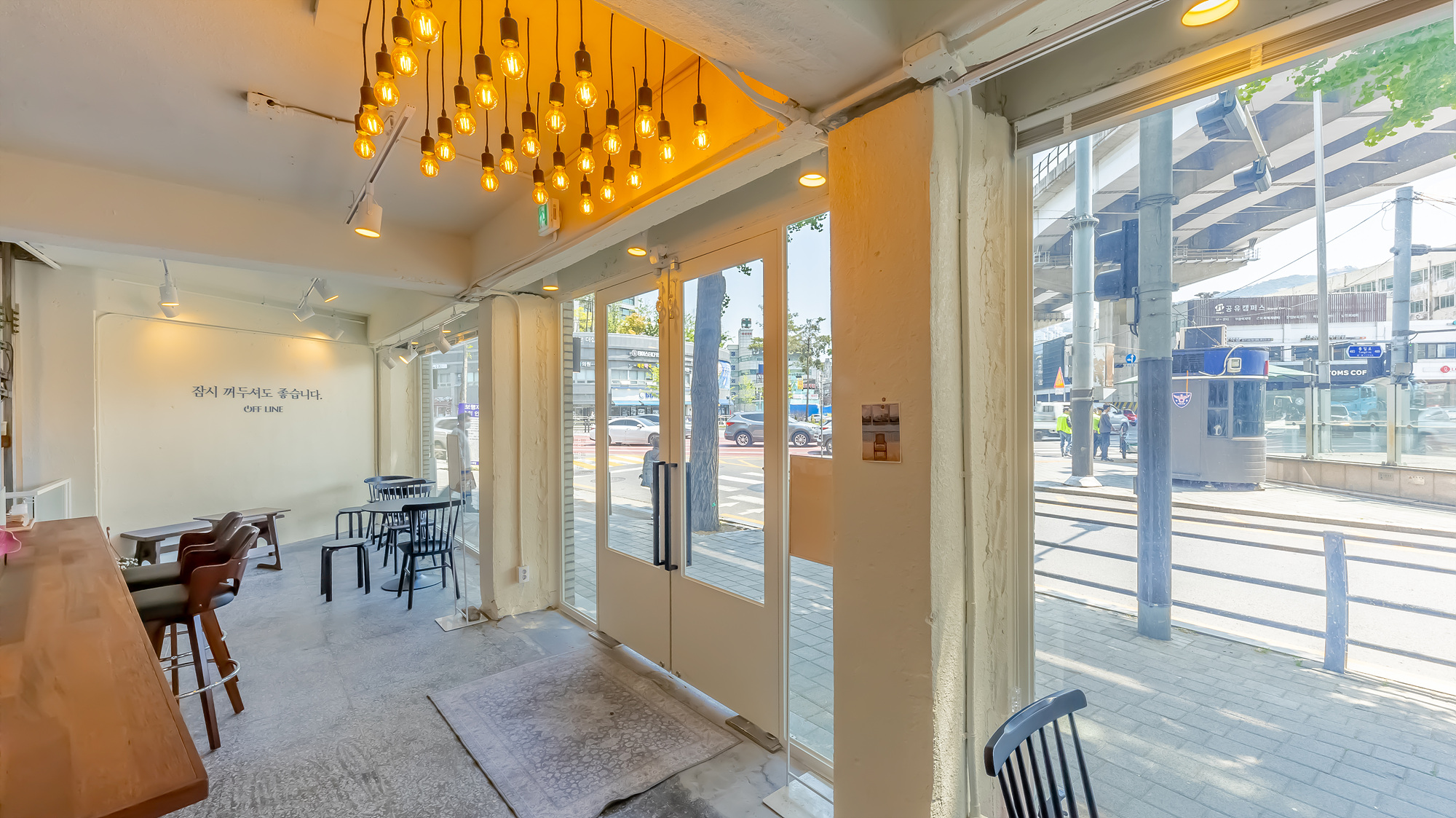 40 平米极简咖啡厅 | 白色与木质的完美融合-9