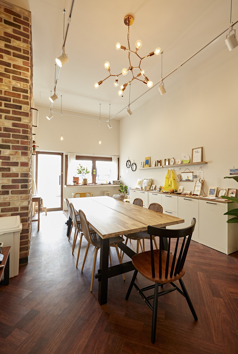 白色与木质，打造极简优雅办公空间-13