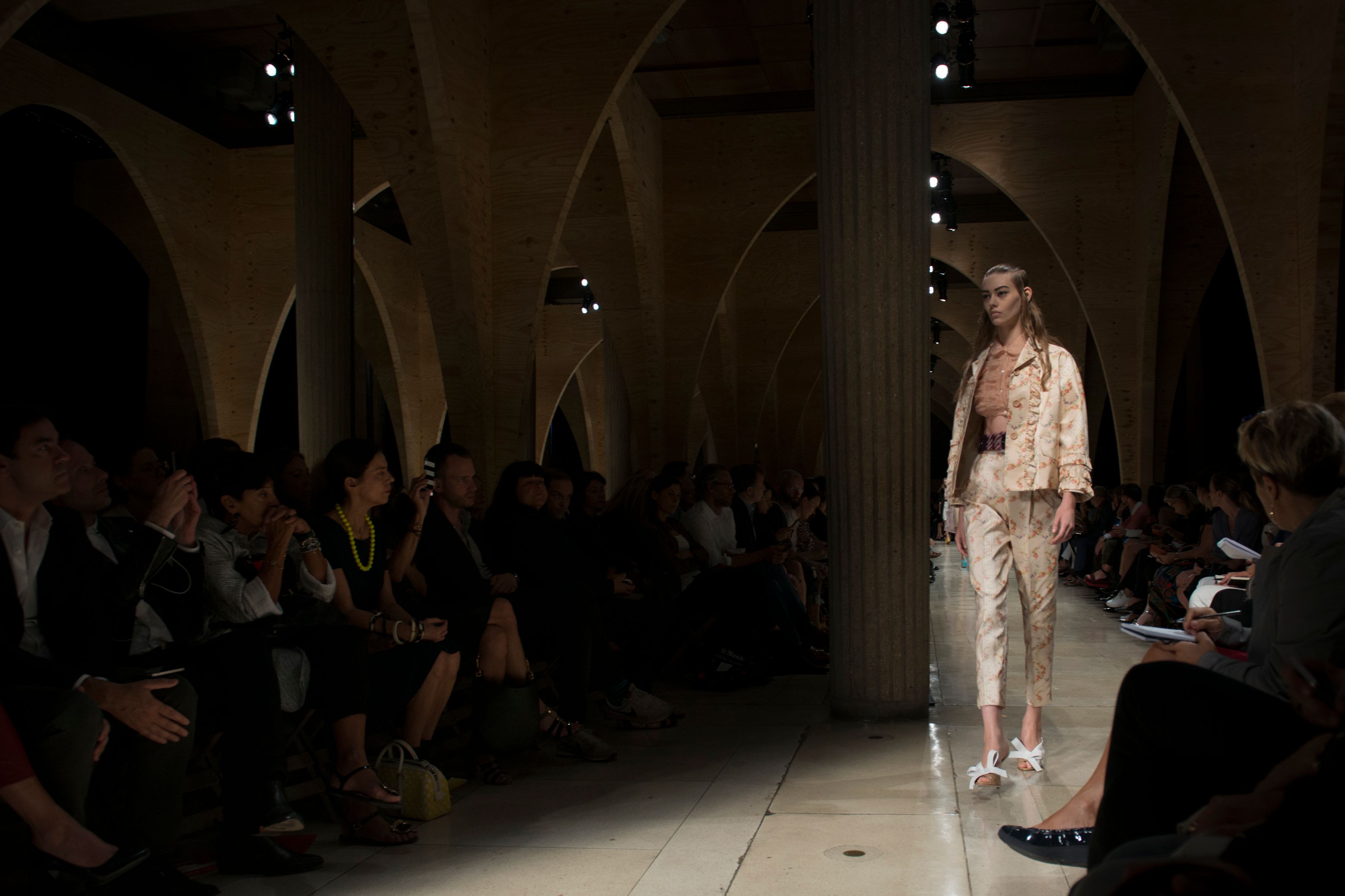 2015 春夏 Miu Miu 巴黎时装秀 | 建筑与时尚的完美交融-13