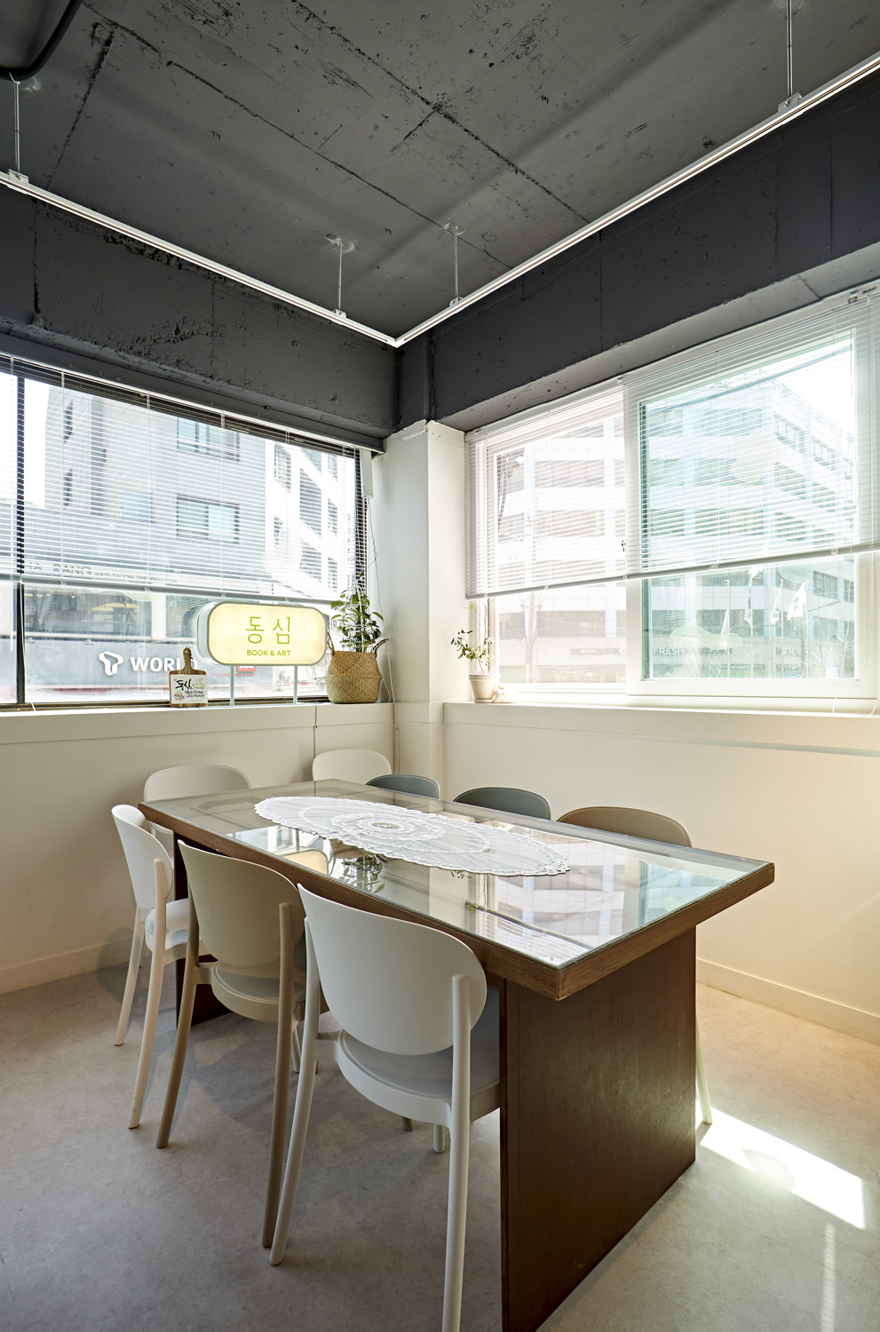 极简主义的 30 平米咖啡馆 | 韩国设计师的室内设计杰作-12