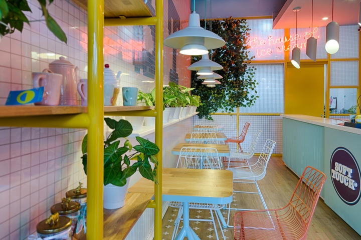 哥伦比亚 Soft Touch frozen yogurt 店 设计独特吸睛-11