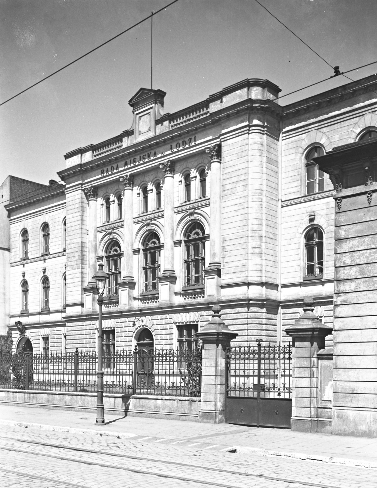 Łódź市第四中学建筑外立面及围栏翻新项目-11