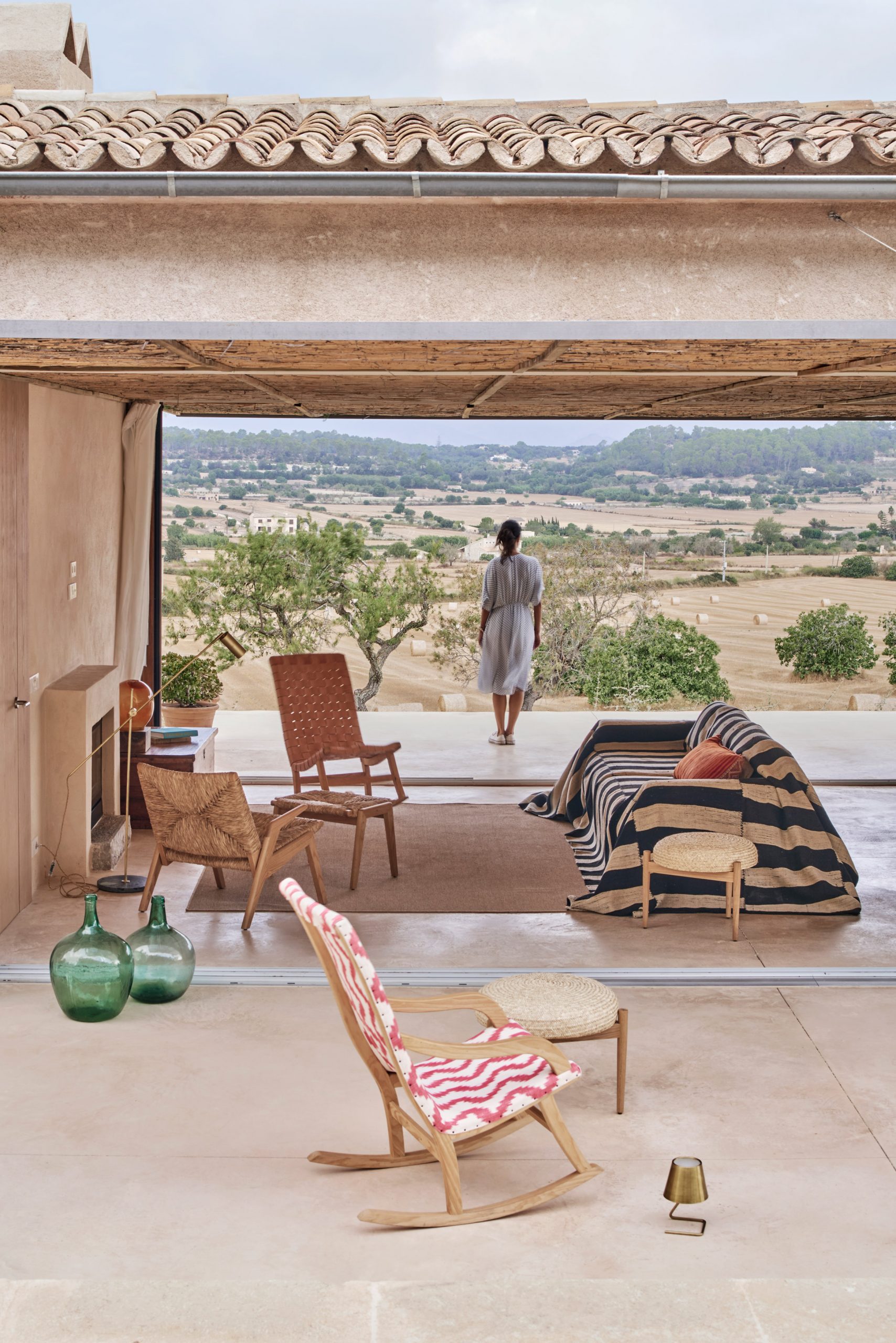 马洛卡岛酒店别墅 | OHLAB 打造复古影院式景观窗-6