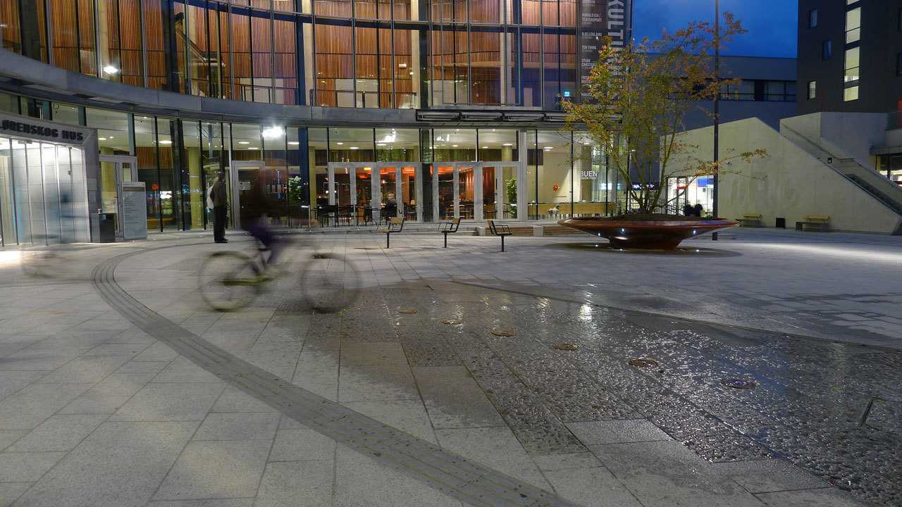 挪威 Lørenskog 中心广场 | 石材与绿植的和谐搭配-9