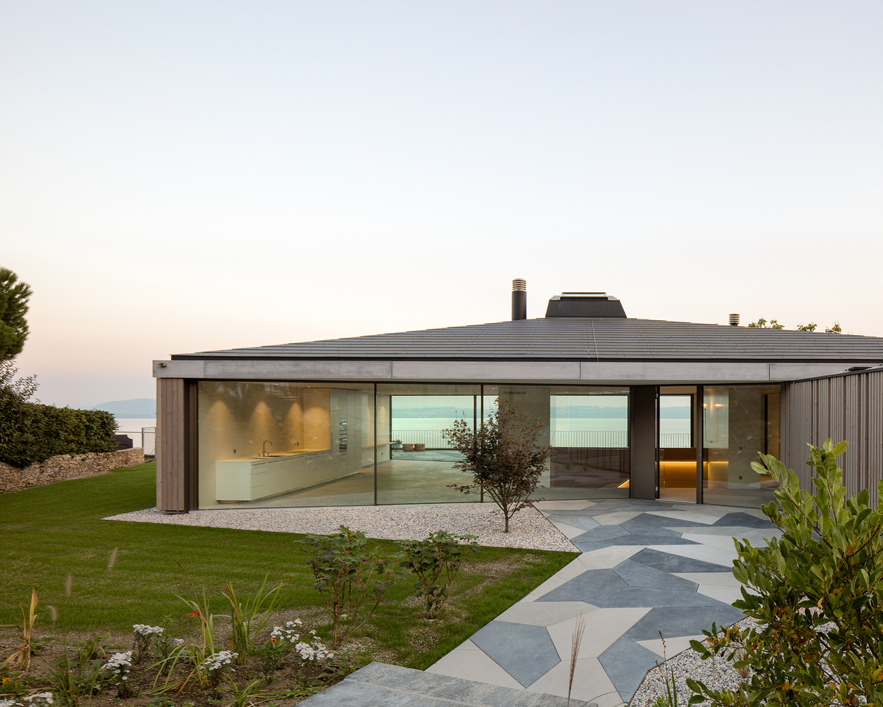 瑞士 Hauterive 湖畔混凝土与玻璃的现代住宅-38