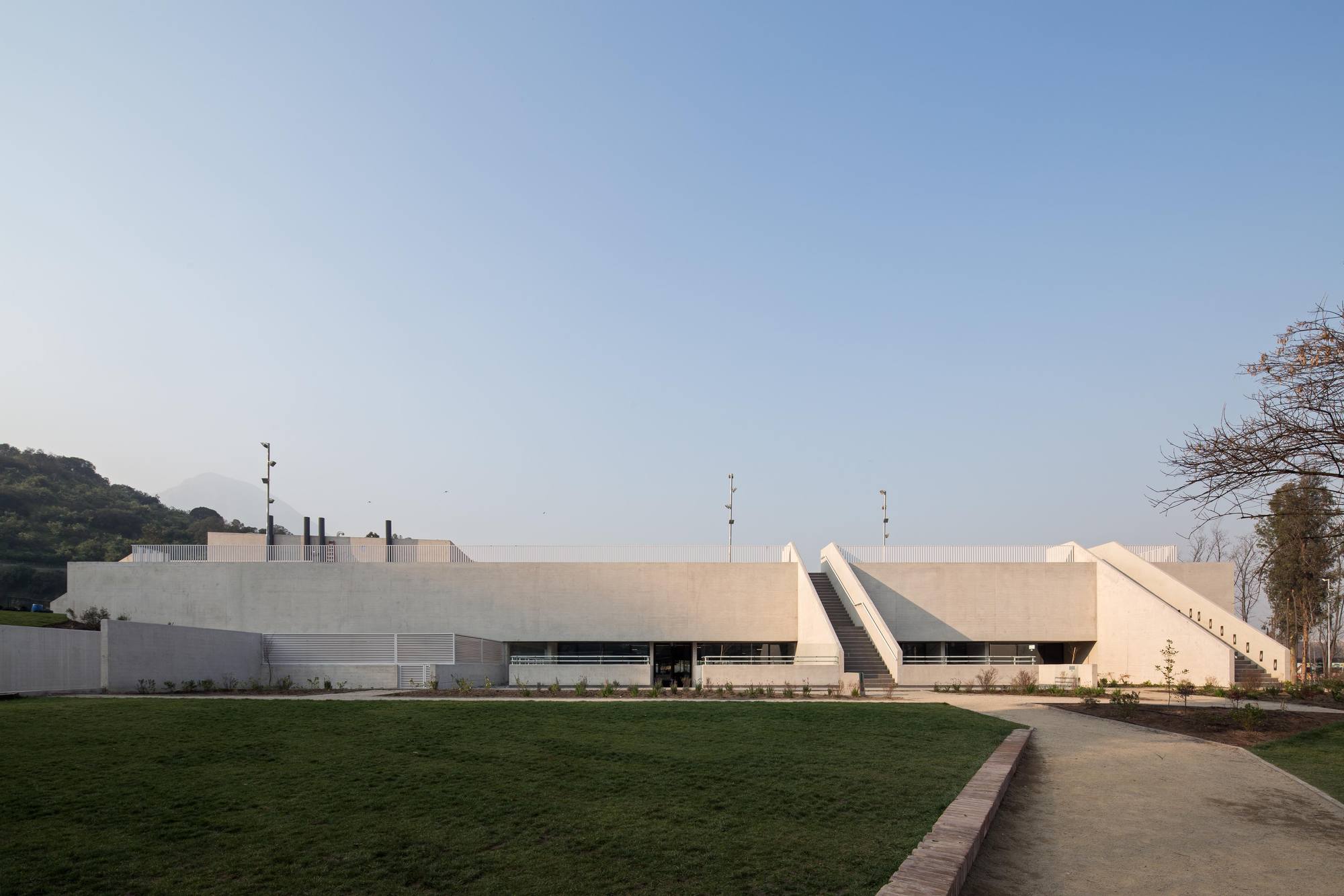 智利森林中的圣乔治学院体育馆-19