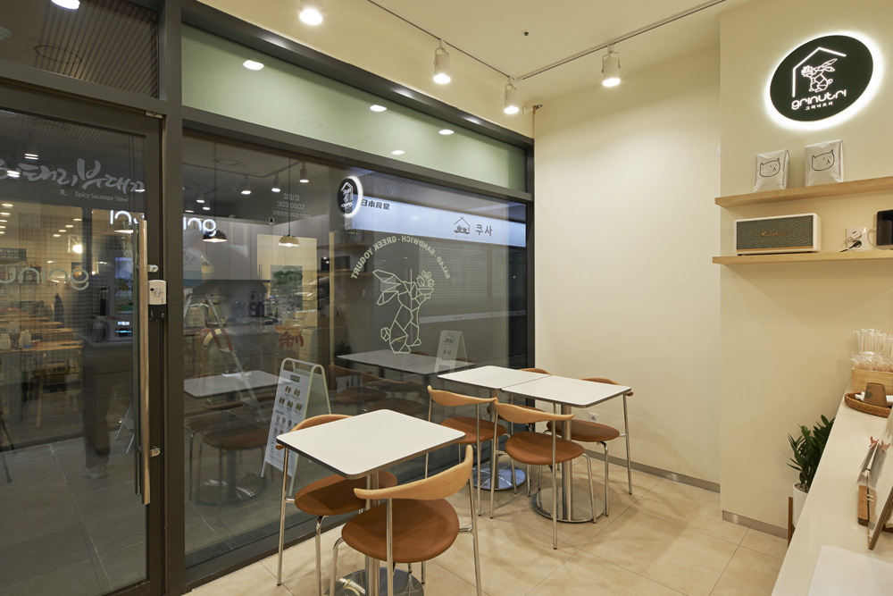 十坪现代简约双色酸奶店设计，展现极简美学魅力-7