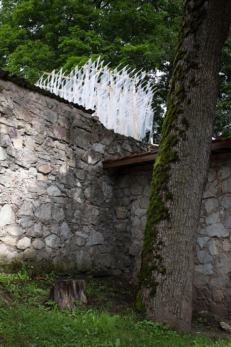 学生在拉脱维亚前啤酒厂建造带“云”顶的脚手架状亭子丨拉脱维亚采西斯丨里加工业大学暑期学校学生与Mailītis AIIM建筑师-3