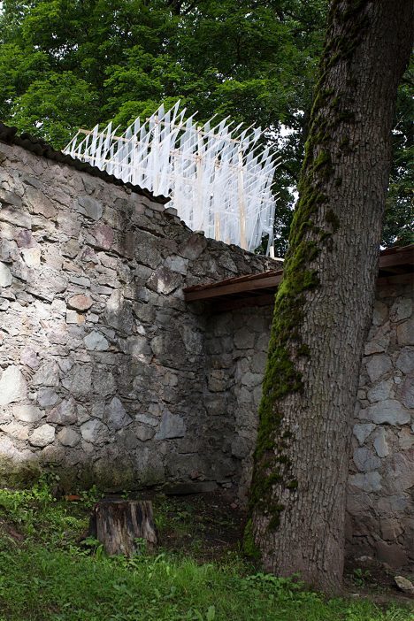 学生在拉脱维亚前啤酒厂建造带“云”顶的脚手架状亭子丨拉脱维亚采西斯丨里加工业大学暑期学校学生与Mailītis AIIM建筑师-3