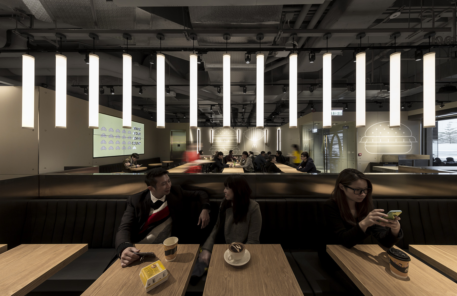 香港麦当劳打造简约经典室内空间-19