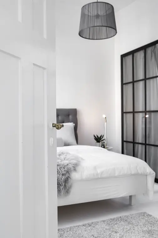 黑白装饰中的创新之作 | 玻璃隔段背后的步入式衣帽间-5