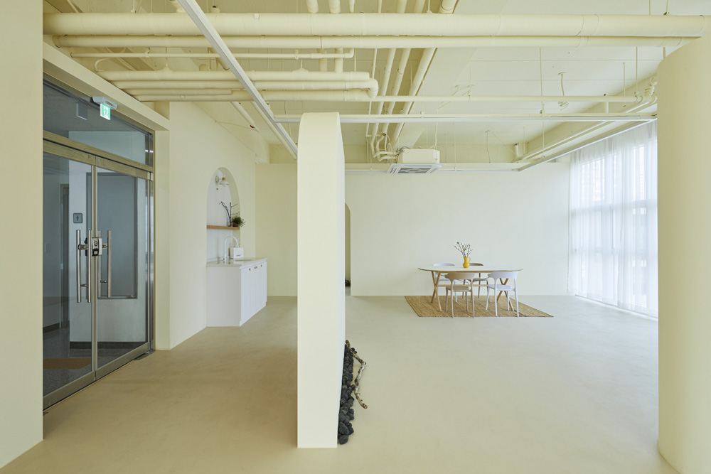 30 平米极简工作室，白色调的优雅魅力-4