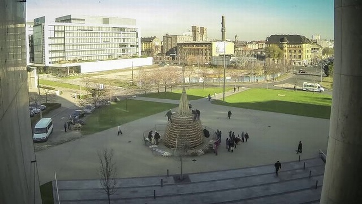 匈牙利Hello Wood工作室用雪橇打造的巨型圣诞树丨匈牙利布达佩斯丨匈牙利Hello Wood设计工作室-19