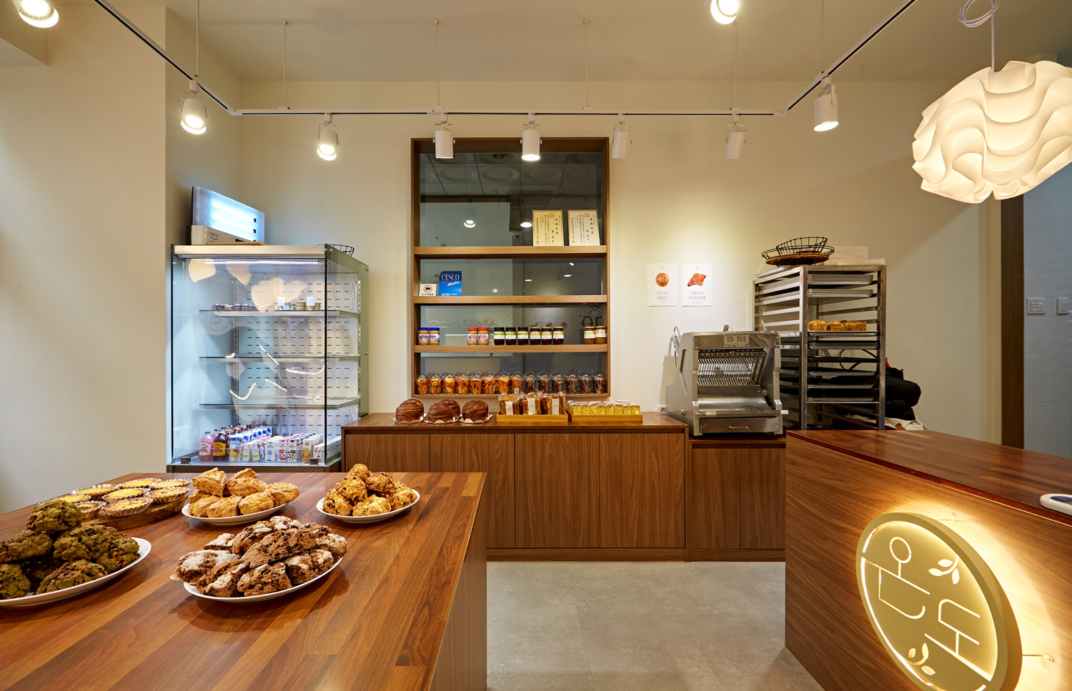 白色与木色交融的 16 平米极简主义室内设计-4