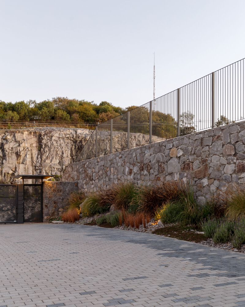 Roccia Residential Condominium | 石墙与自然共生的巴西生态住宅-53