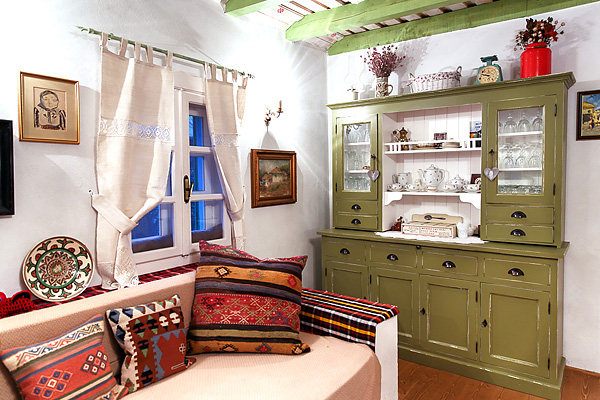 带罗马尼亚风格的彩色乡村住宅丨罗马尼亚布加勒斯特-7