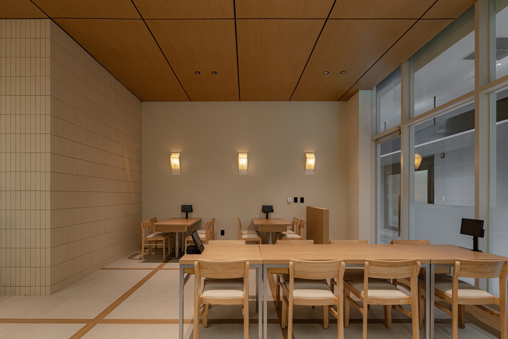 由于Kitsunetei可能是一个特定的名称（如店铺名、人名等），没有通用的对应翻译，无法进行准确翻译 丨Docent Design-22