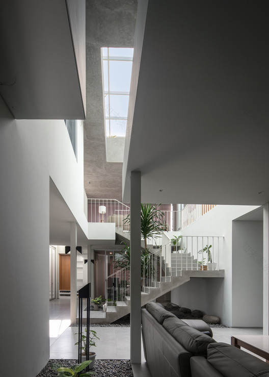 私密而明亮 | 印尼 Cube House 的现代设计-10