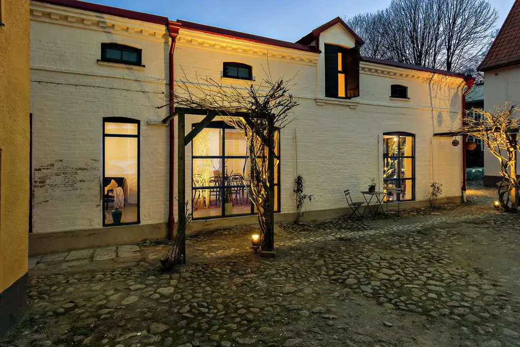 "瑞典 19 世纪古宅现代改造，工业风格窗户展现独特魅力"-26