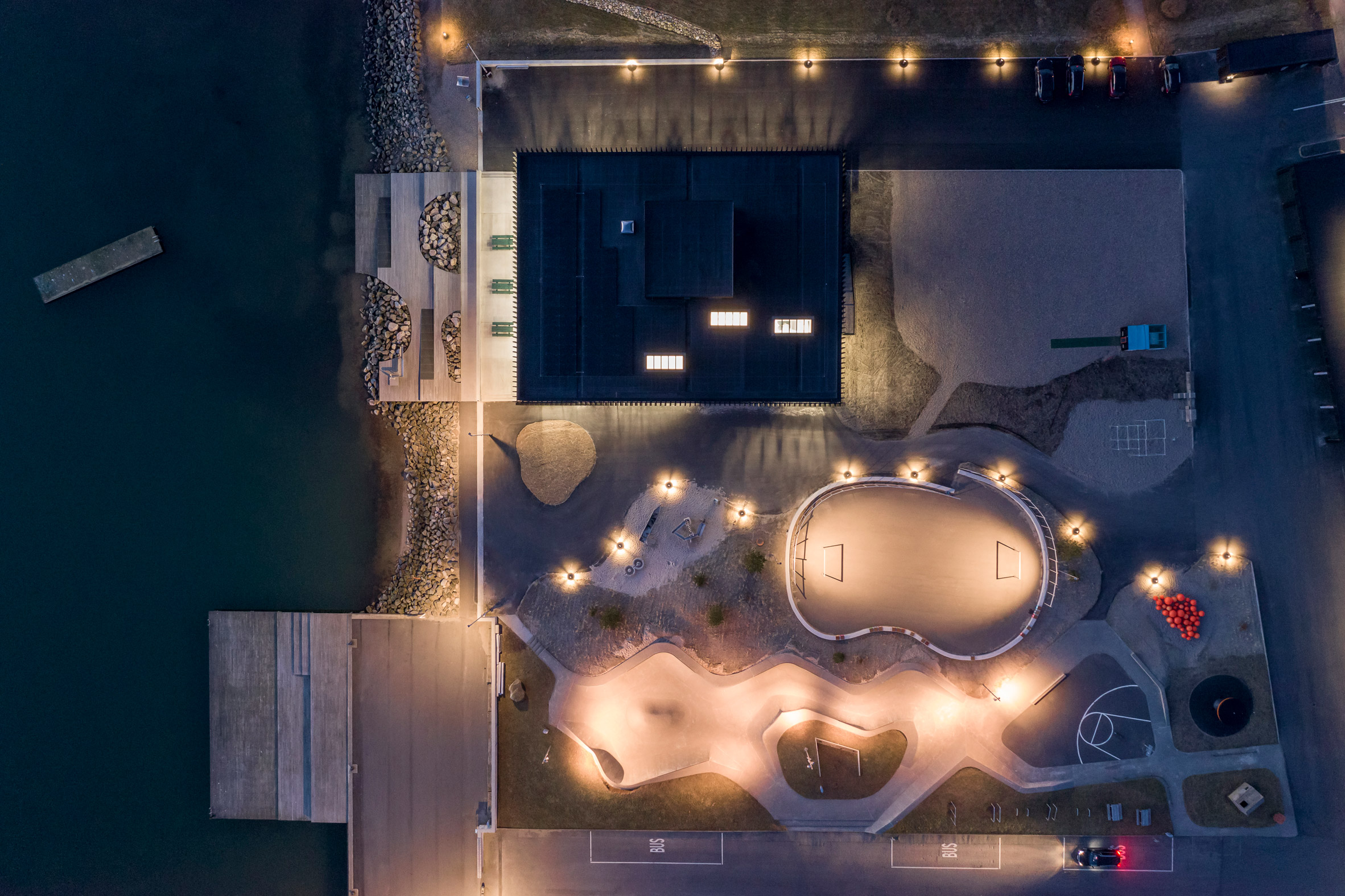 丹麦 Klimatorium 气候中心 | 波浪形木制立面营造独特地标-19