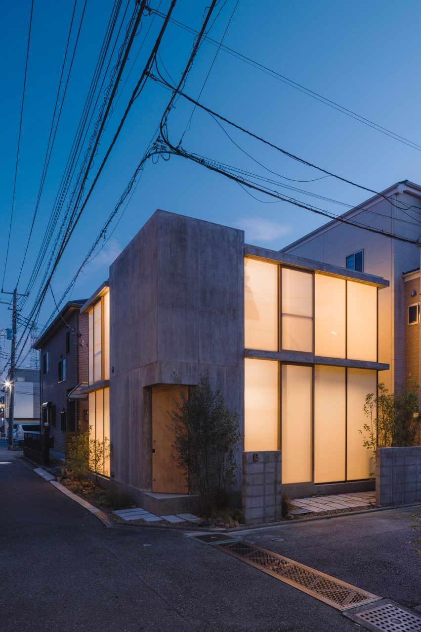 Beton ve Yarı Saydam Kompakt Bir Japon Evi - Arkitera-4