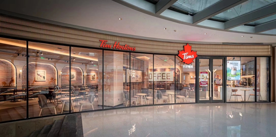 兰州的蒂姆·霍顿斯(咖啡店)
注:TIM HORTONS 是一家知名咖啡连锁品牌,一般直译为蒂姆·霍顿斯 丨中国兰州-1