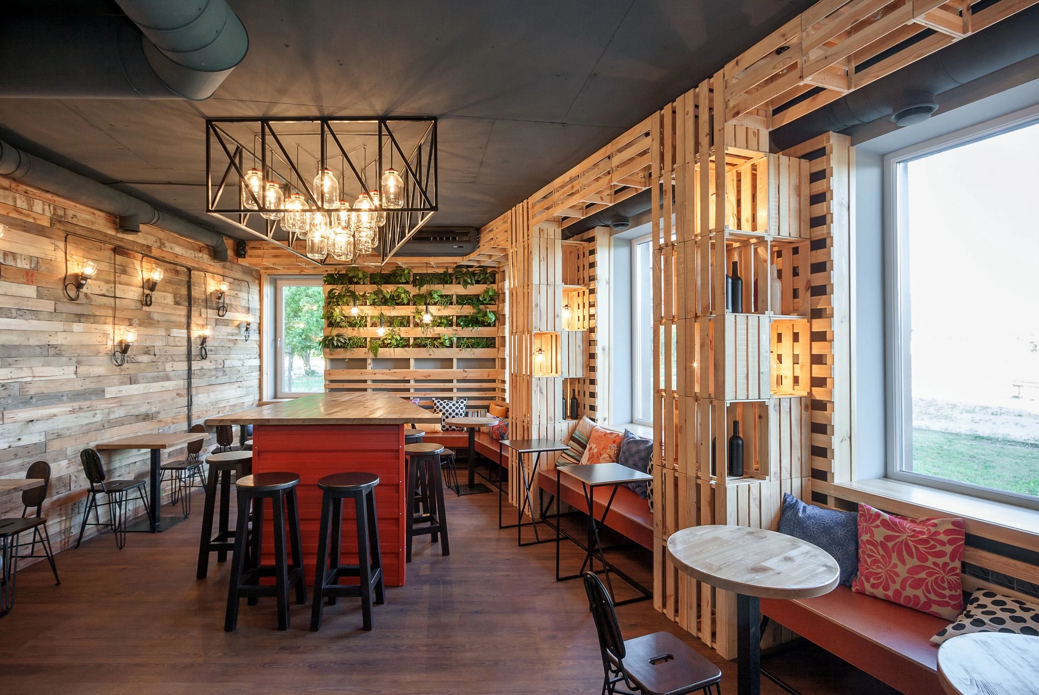 乌克兰 PENKA 咖啡吧 | 木质温馨空间与创意金属灯饰的完美结合-11