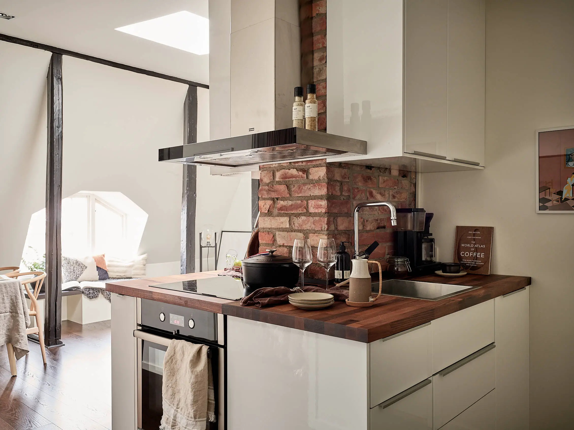 瑞典 1907 年老建筑的现代改造 | 巧妙利用梁柱的 42m2 公寓-5