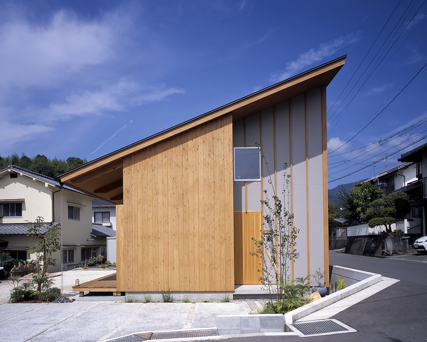 日本广岛 Kamihera 极简住宅 | 双高度天花板与倾斜空间设计-3