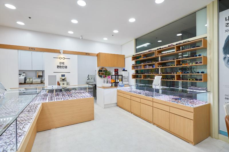 简约 16 坪眼镜店设计，展现白色与木纹之美-3