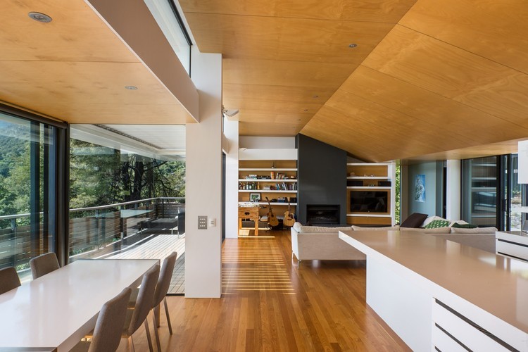 新西兰 Moetapu 度假屋 | 嵌入丛林的折叠式建筑-17