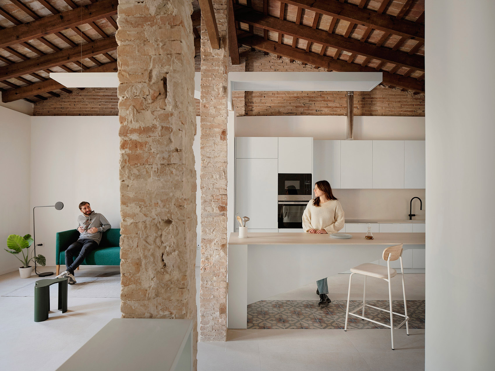 以吧台为中心的家丨西班牙丨ENDALT Arquitectes-3