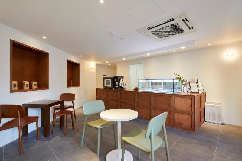 18 平极简蛋糕店 | 白色&原木的精致空间-3