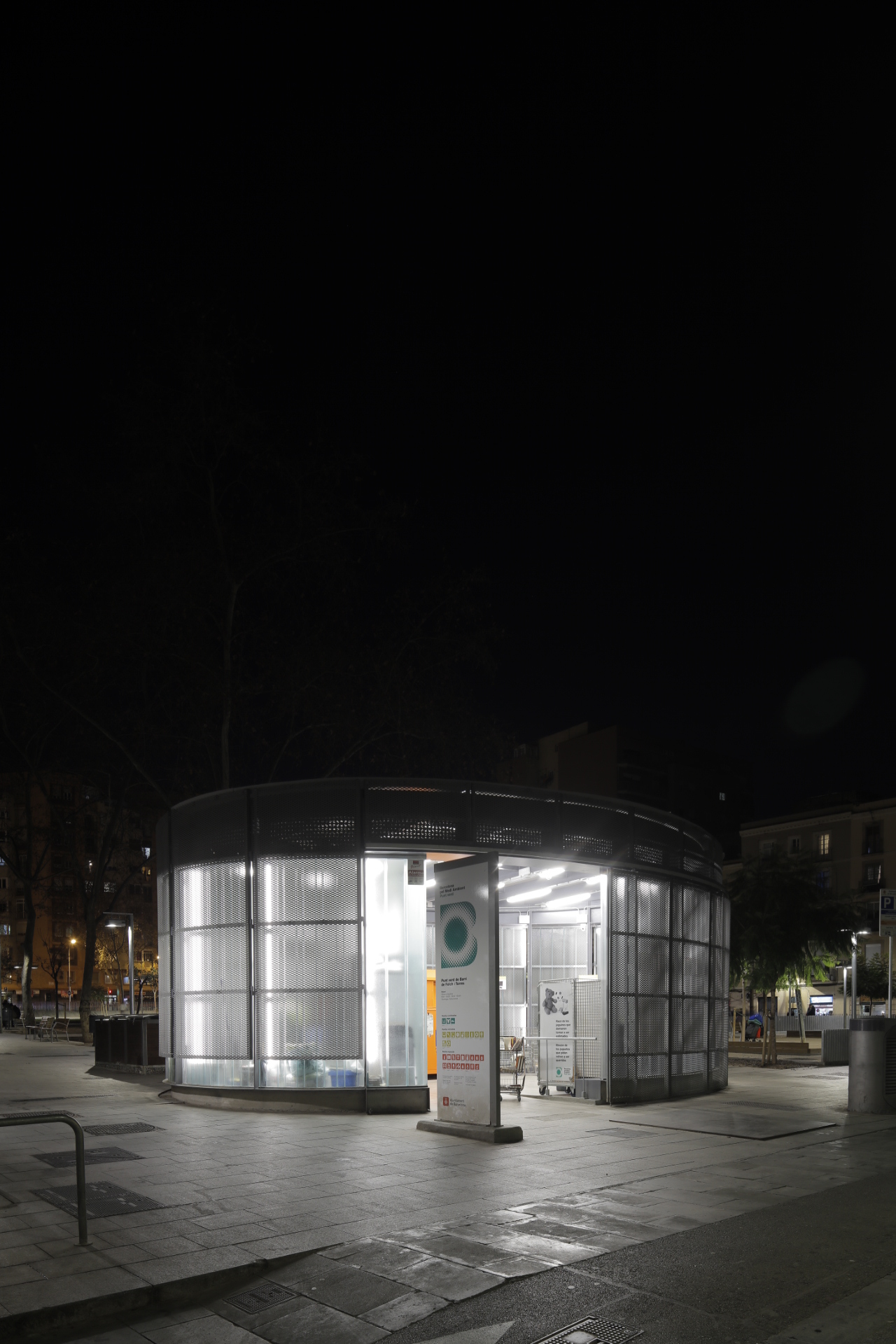 巴塞罗那临时绿色回收点 | 轻巧透明，融入街景-26