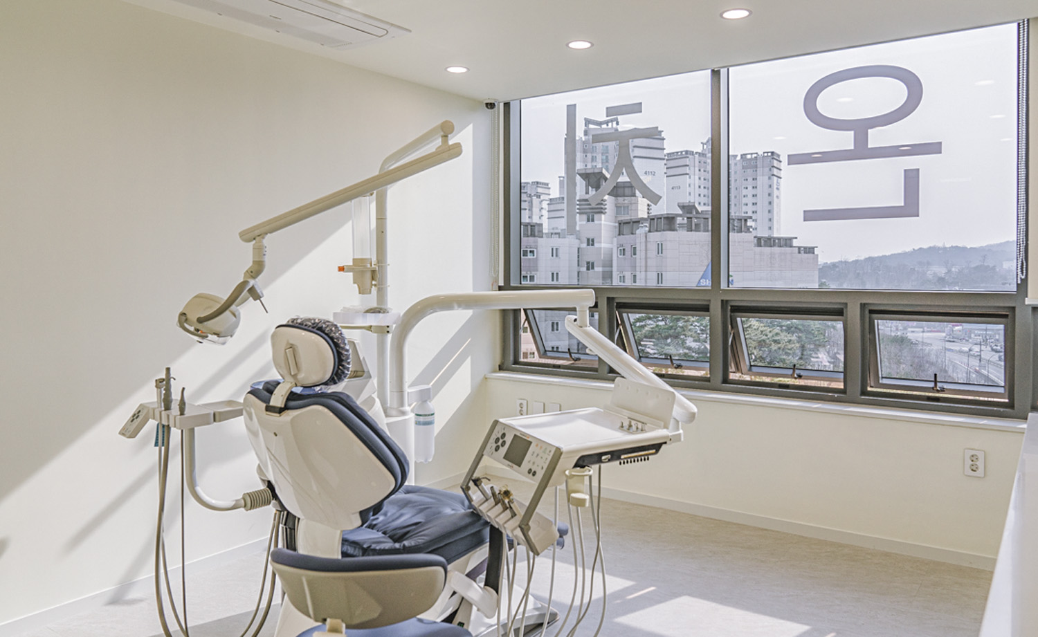 明亮简约的 55 平米牙科诊所设计-8