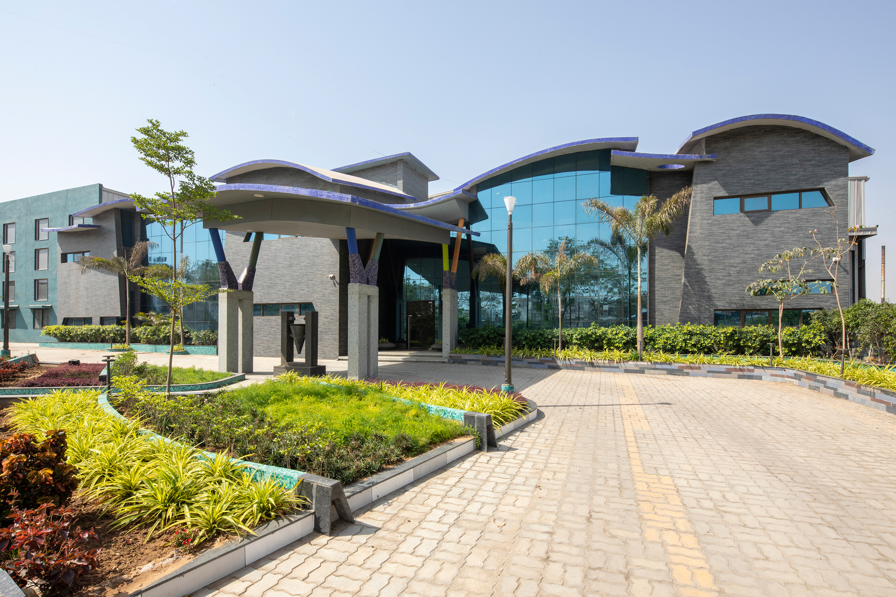 波浪形屋顶的纺织印刷机械制造商总部-12