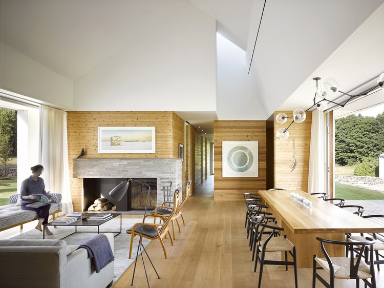 加拿大 Compass House 周末之家,白色橡木与雪松营造温暖室内空间-15