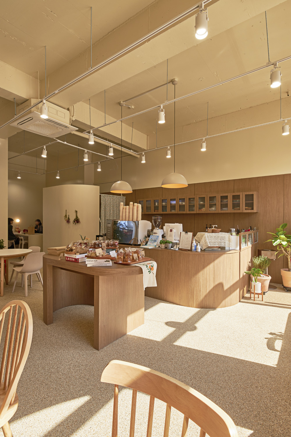 魅力无限的白色木纹 | 莱兹奥凡的 22 平米小型咖啡厅设计-12